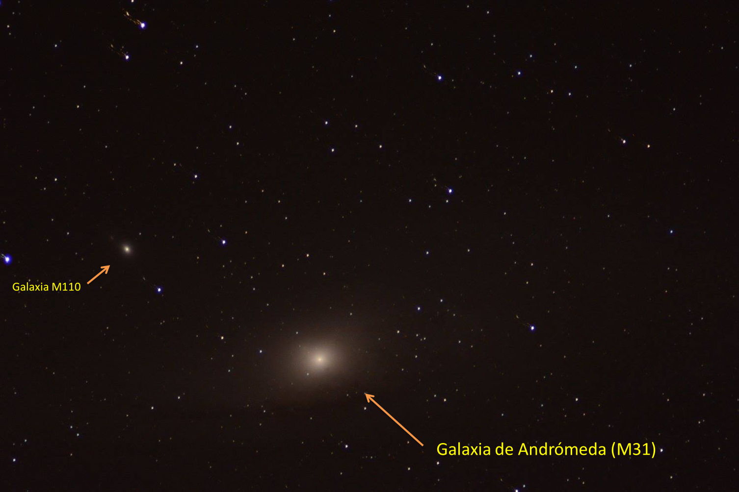 Captura de gran campo de la Galaxia de Andrómeda (M31), nuestra vecina galáctica más cercana, acompañada de su galaxia satélite elíptica M110. La imagen permite apreciar el núcleo brillante y la extensión de su estructura espiral.
