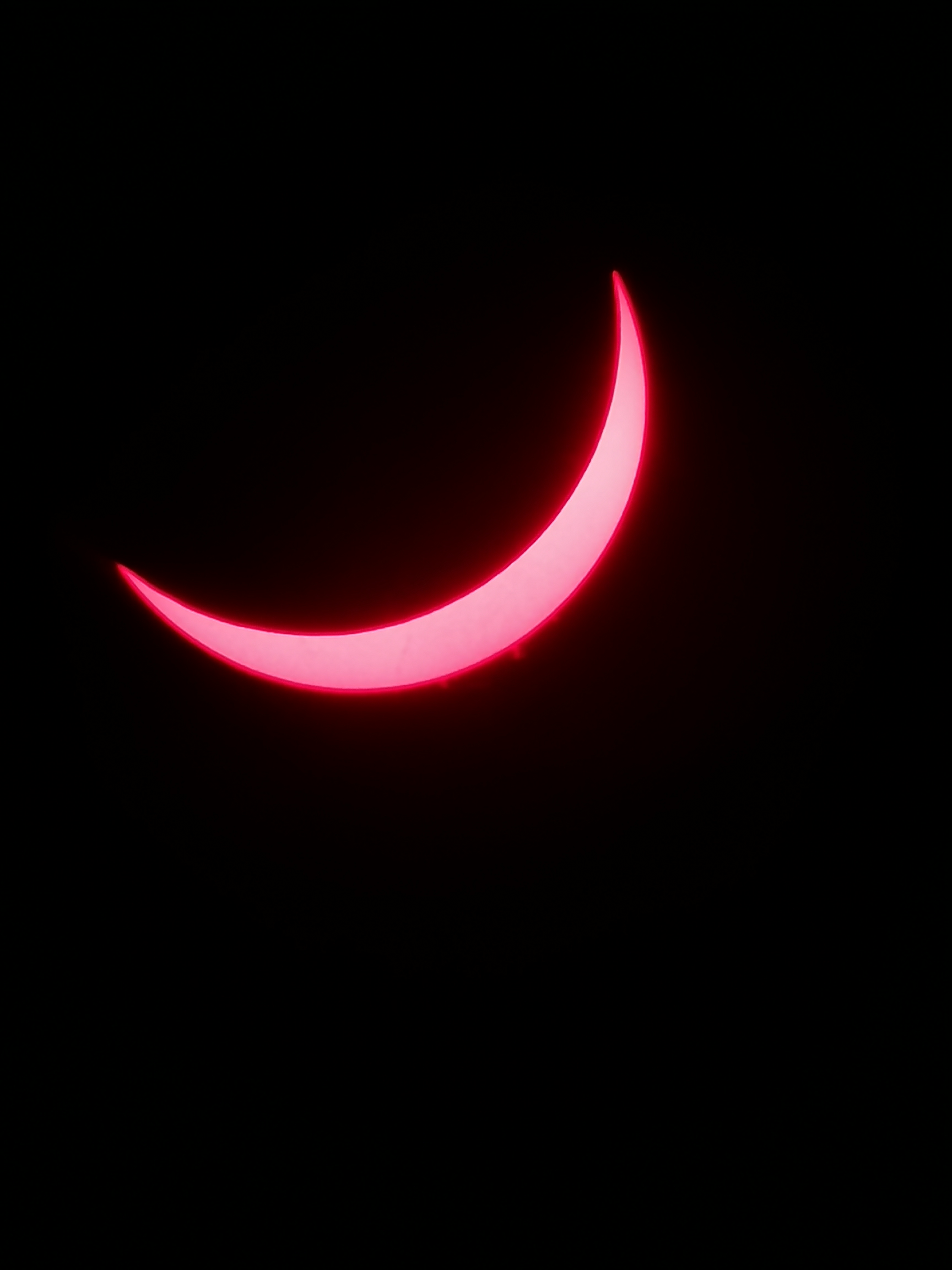 Registro del máximo del eclipse solar total (fase parcial en Zacatecas) capturado mediante telescopio solar especializado en la línea H-alpha, resaltando detalles de la cromosfera solar durante la interposición lunar.